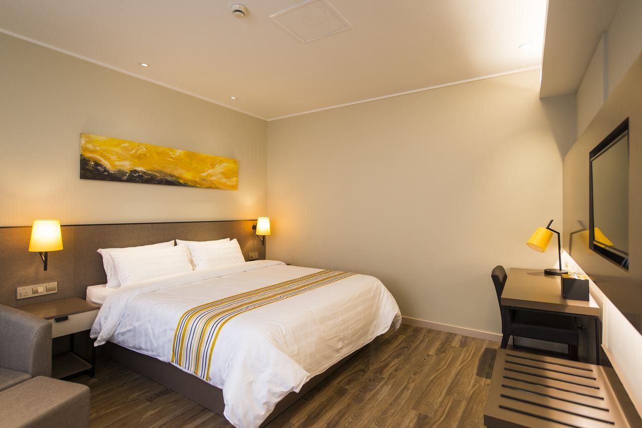 Home Inn Plus Shanghai People'S Square East Jinling Road Exterior photo